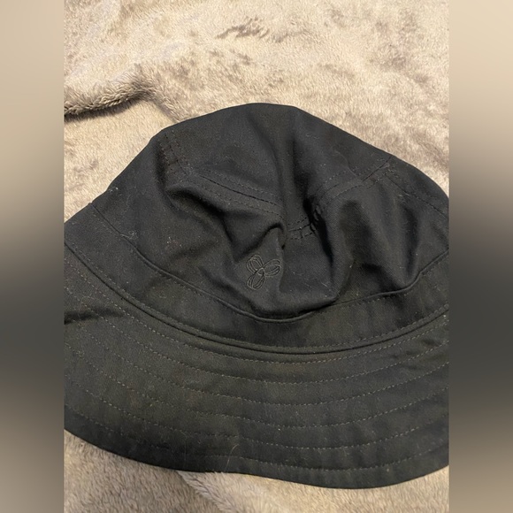 Aritzia TNA Bucket Hat - Picture 2 of 5